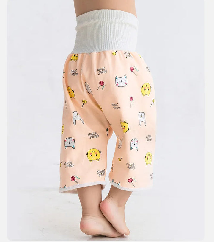 Kleinkind trägt rosa Babyhose mit Cartoon-Motiven, elastischer Bund, weicher Stoff.