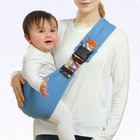 Frau mit blauem Babytragesitz, Baby auf Arm, ergonomisch, bequem, sicherheitsgeprüft.