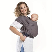 Frau mit Baby in grauem Tragetuch, bequemes Babytragetuch, ergonomisch, für Neugeborene.
