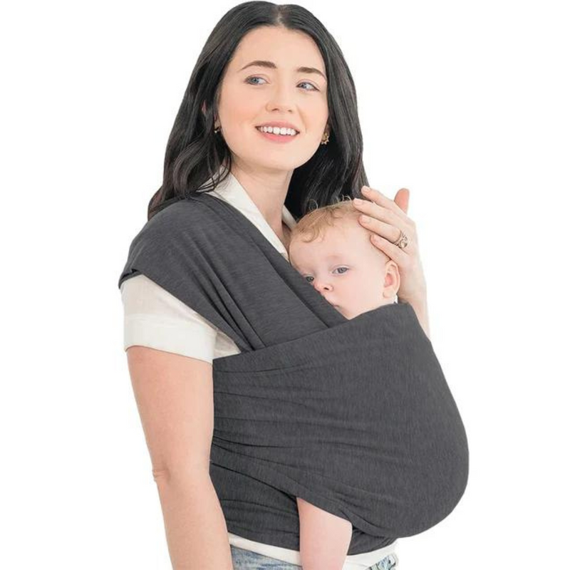 Frau mit Baby in grauem Tragetuch, bequemes Babytragetuch, weiches Material, Eltern-Kind-Bindung.