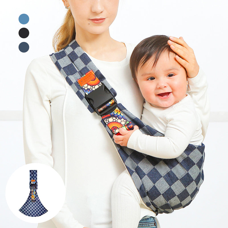 Frau mit Baby in blau-weiß kariertem Tragetuch, ergonomisch, bequem, stilvoll.