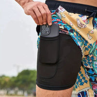 Mann mit Smartphone in bunter Badehose, Strandmode, Sommer, Handyhalter, Freizeitkleidung.