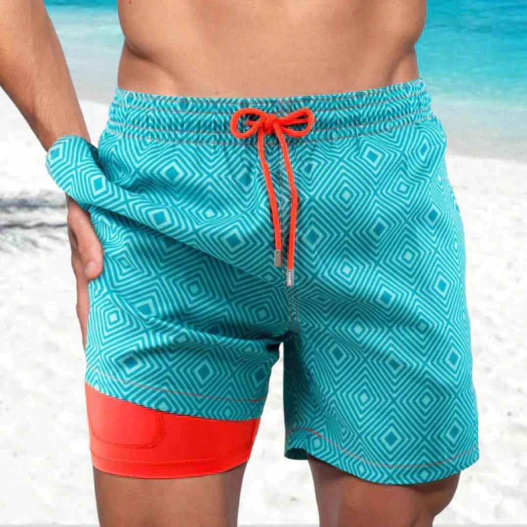 Männer-Badeshorts türkis mit geometrischem Muster und rotem Akzent, Strandmode.