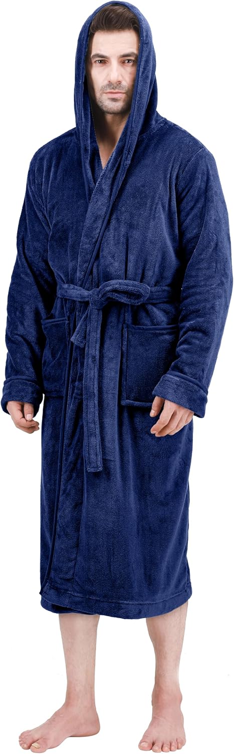 Mann im blauen Fleece-Bademantel mit Kapuze und Gürtel, gemütlich, warm, für Herren.