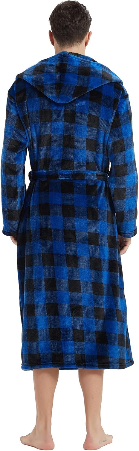 Mann im blau-schwarz karierten Fleece-Bademantel mit Kapuze, Rückansicht.