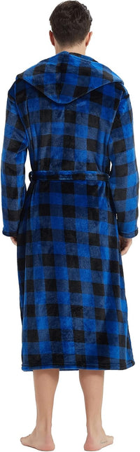 Mann im blau-schwarz karierten Fleece-Bademantel mit Kapuze, Rückansicht.