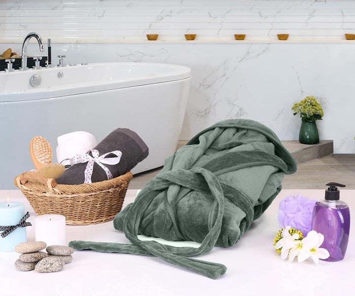 Grüner Fleece-Bademantel neben Badewanne, Wellness-Accessoires, Spa-Dekor, Badezimmer.