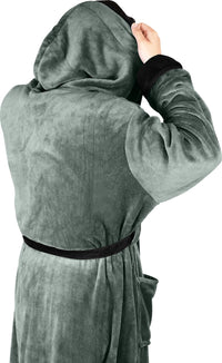 Grüner Bademantel aus Fleece mit Kapuze, schwarzem Saum, Taschen, Unisex, gemütlich.