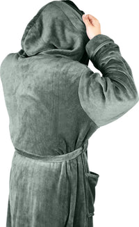 Grüner Fleece-Bademantel mit Kapuze, weich und warm, ideal für Herren, Rückansicht.