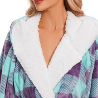 Frau in kariertem Bademantel mit weißem Plüschkragen, lila und türkisfarbenes Muster.