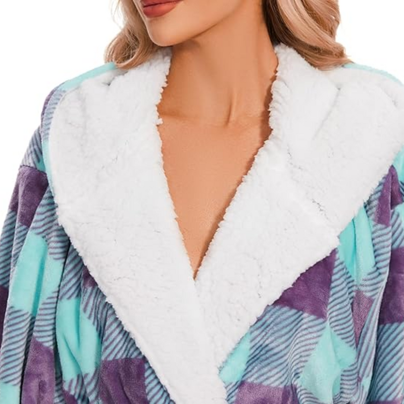 Frau in kariertem Bademantel mit weißem Plüschkragen, lila und türkisfarbenes Muster.