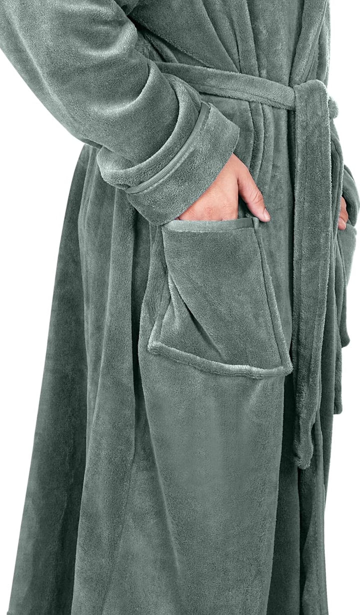 Grauer Fleece-Bademantel mit Taschen und Gürtel, weiches Material, gemütlich, unisex.