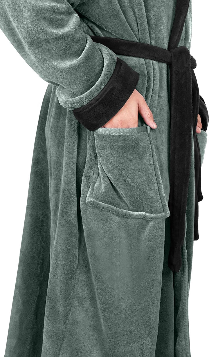 Grüner Fleece-Bademantel mit schwarzem Gürtel und Taschen, gemütlich, weich, unisex.
