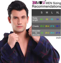Mann im dunkelblauen Bademantel, KEMUSI Größentabelle für Herren, Größen S bis XL.