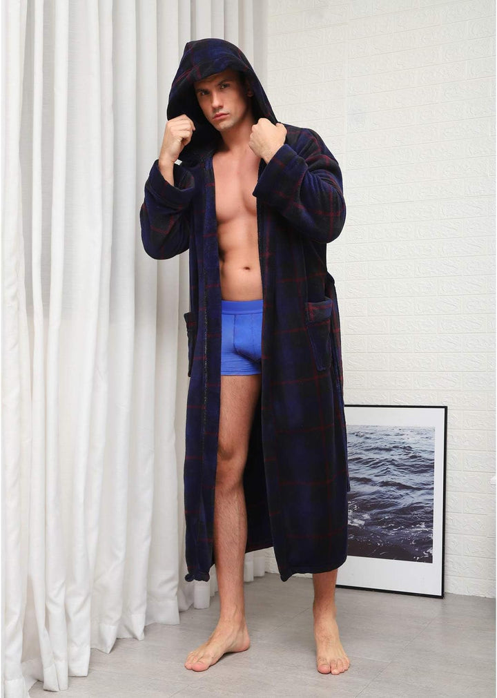 Mann im karierten Bademantel mit Kapuze, blau, Baumwolle, vor weißen Vorhängen, moderne Einrichtung.