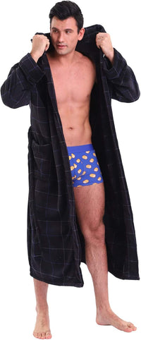 Mann im schwarzen karierten Bademantel, blaue Boxershorts mit Erdnussmuster, gemütliche Nachtwäsche.