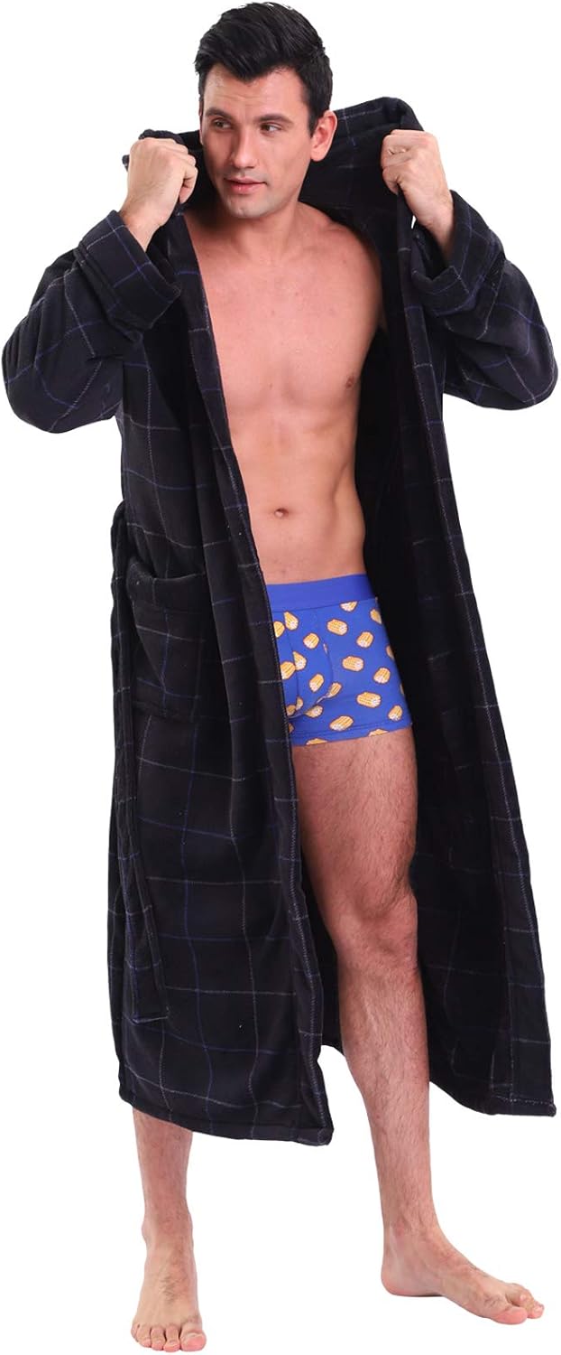 Mann im schwarzen karierten Bademantel, blaue Boxershorts mit Erdnussmuster, gemütliche Nachtwäsche.