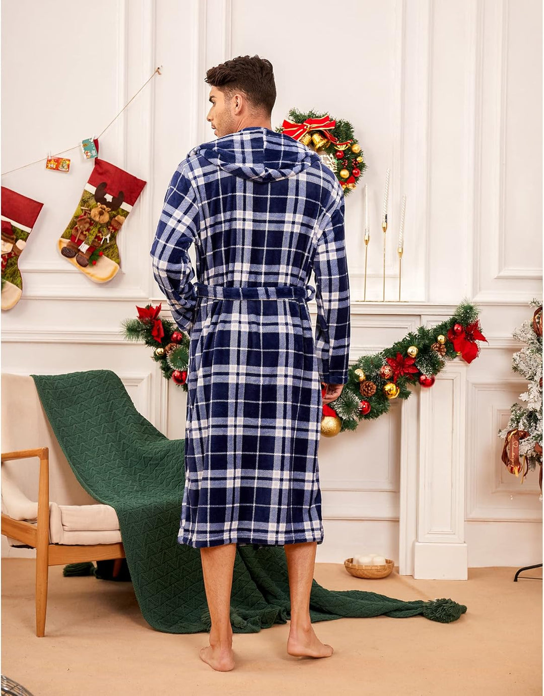 Mann im blau-weiß karierten Bademantel, Weihnachtsdekoration, gemütlich, Wohnzimmer.