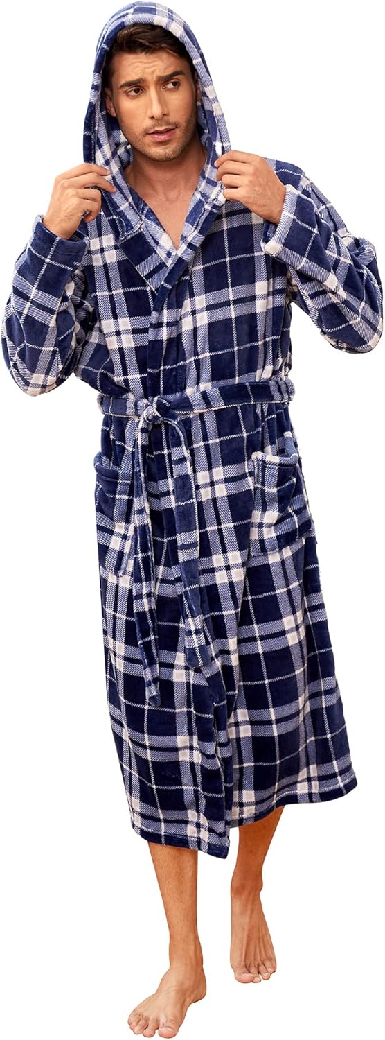 Mann im karierten Bademantel mit Kapuze, blau-weiß, Fleece, gemütlich, Herrenmode.