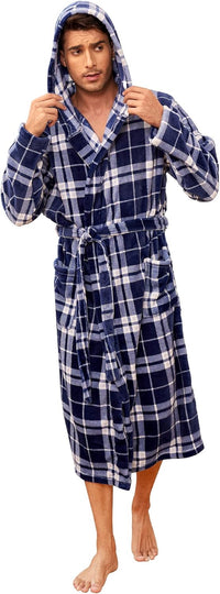 Mann im karierten Bademantel mit Kapuze, blau-weiß, Fleece, gemütlich, Herrenmode.
