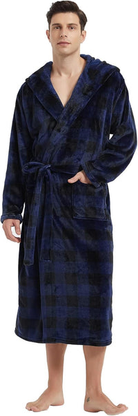 Mann im blau-schwarz karierten Fleece-Bademantel mit Kapuze und Gürtel.