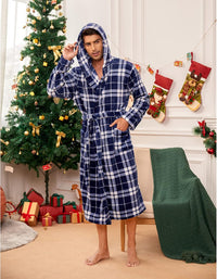 Mann im blau-weiß karierten Bademantel, Weihnachtsbaum, Geschenke, festliche Dekorationen.