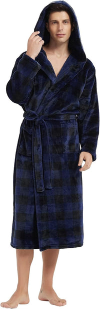Mann im dunkelblauen karierten Fleece-Bademantel mit Kapuze und Gürtel.