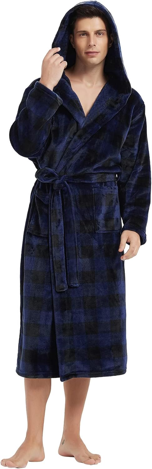 Mann im dunkelblauen karierten Fleece-Bademantel mit Kapuze und Gürtel.