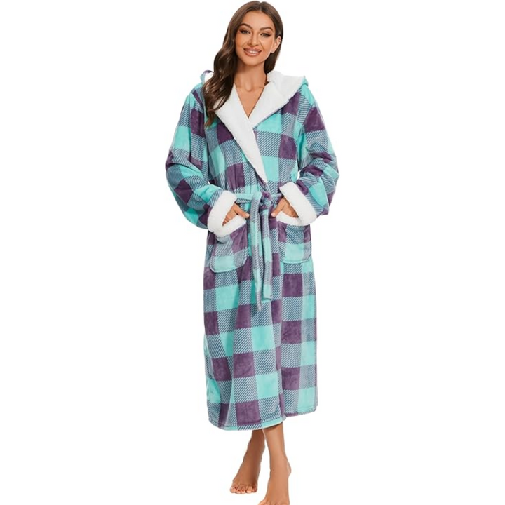 Frau im karierten Bademantel, blau-lila, Fleece, Kapuze, gemütlich, warm, Morgenmantel.