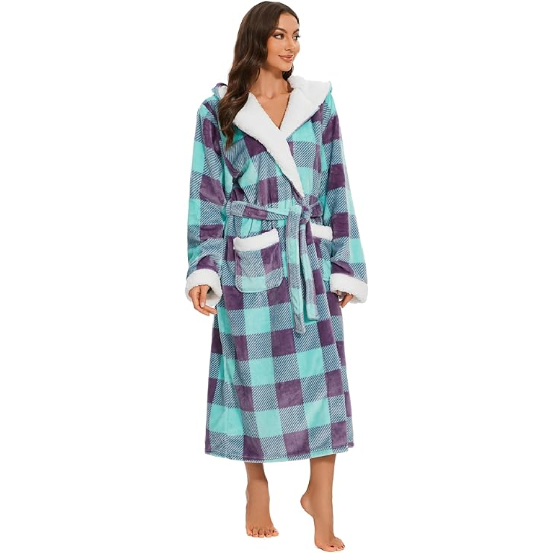 Frau im karierten Bademantel, blau-lila, Fleece, Kapuze, Taschen, gemütlich, warm.