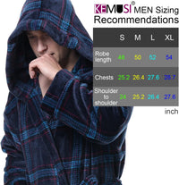 Mann im karierten Bademantel mit Kapuze, Größentabelle für Herren, blau-rot, flauschig.