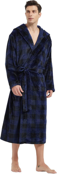 Mann im blau-schwarz karierten Fleece-Bademantel mit Kapuze und Gürtel.