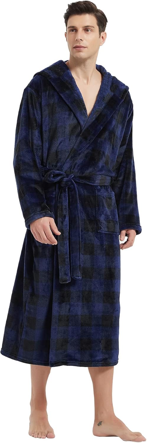 Mann im blau-schwarz karierten Fleece-Bademantel mit Kapuze und Gürtel.