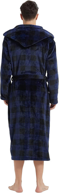 Mann im blau-schwarz karierten Bademantel mit Kapuze, Fleece, Rückansicht.