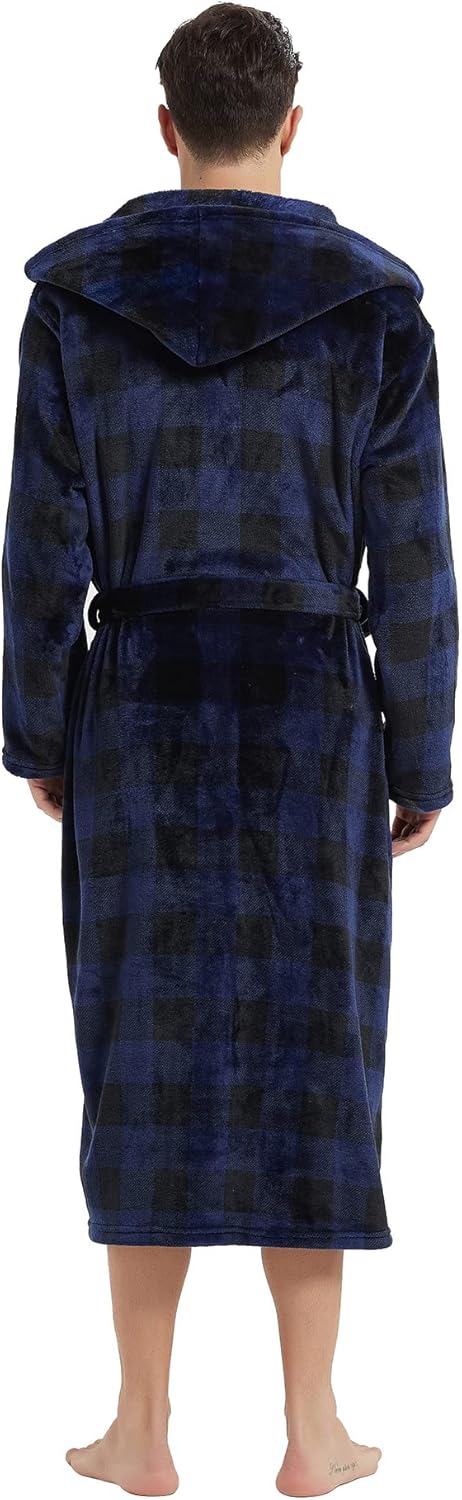 Mann im blau-schwarz karierten Bademantel mit Kapuze, Fleece, Rückansicht.