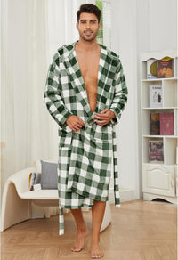 Mann im karierten Bademantel, grün-weiß, Fleece, gemütlich, Morgenmantel, Wohnzimmer.