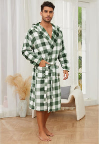 Mann im karierten Bademantel, grün-weiß, Frottee, mit Kapuze, in modernem Wohnzimmer.