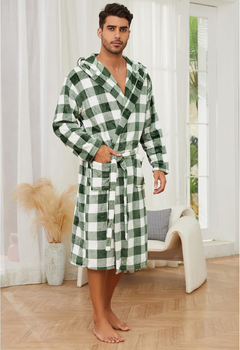 Mann im karierten Bademantel, grün-weiß, Frottee, mit Kapuze, in modernem Wohnzimmer.