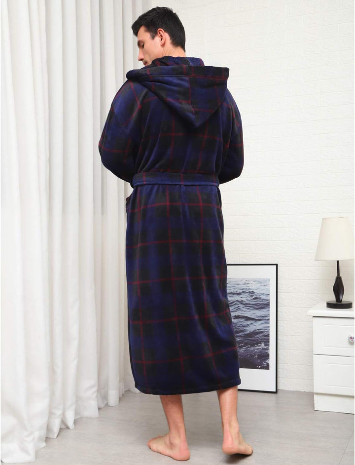 Mann im karierten Fleece-Bademantel mit Kapuze, dunkelblau, gemütlich, warm, Schlafzimmer.
