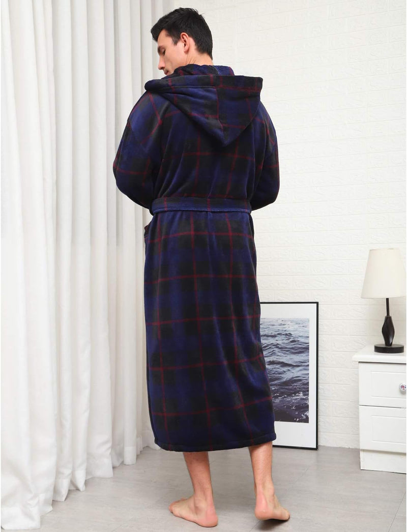 Mann im karierten Fleece-Bademantel mit Kapuze, dunkelblau, gemütlich, warm, Schlafzimmer.