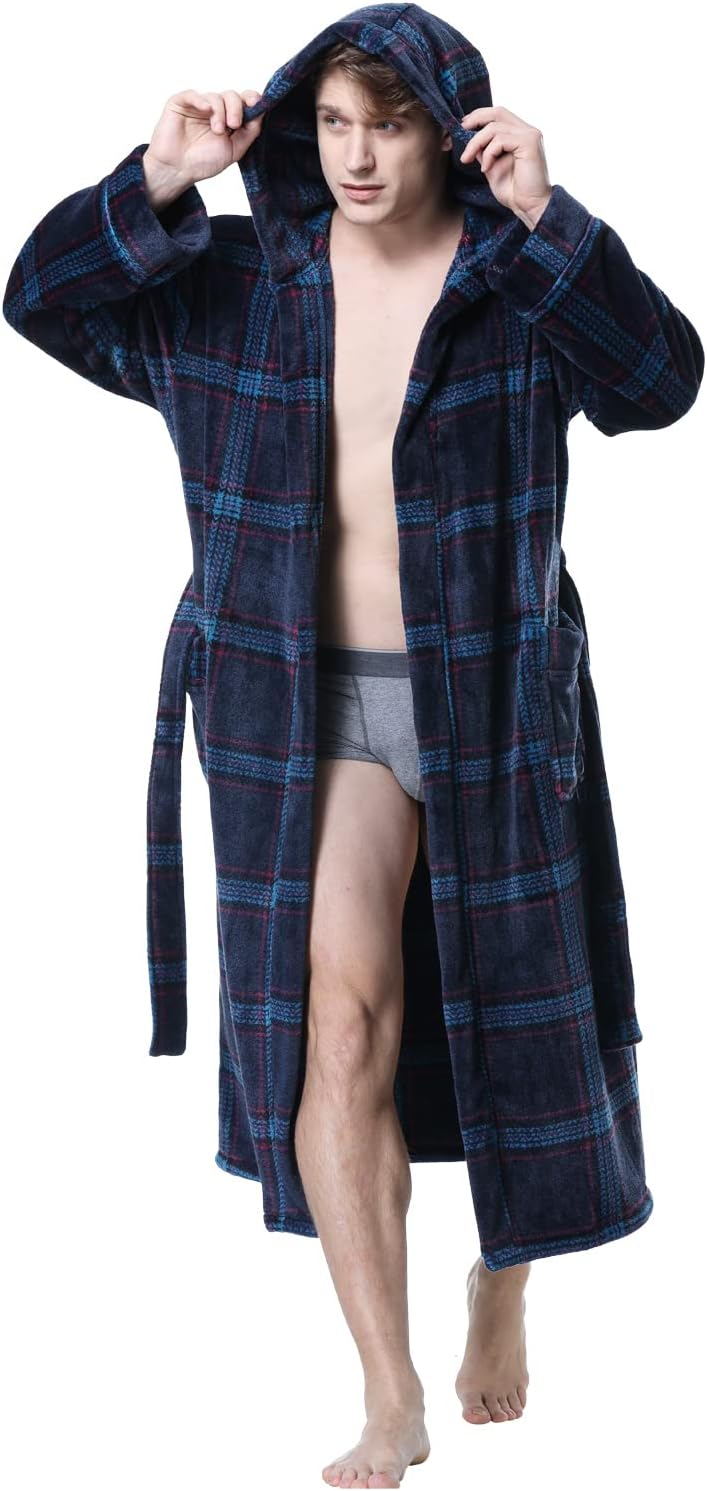 Mann im karierten Bademantel mit Kapuze, blau-rot, Frottee, gemütlich, Herrenmode.