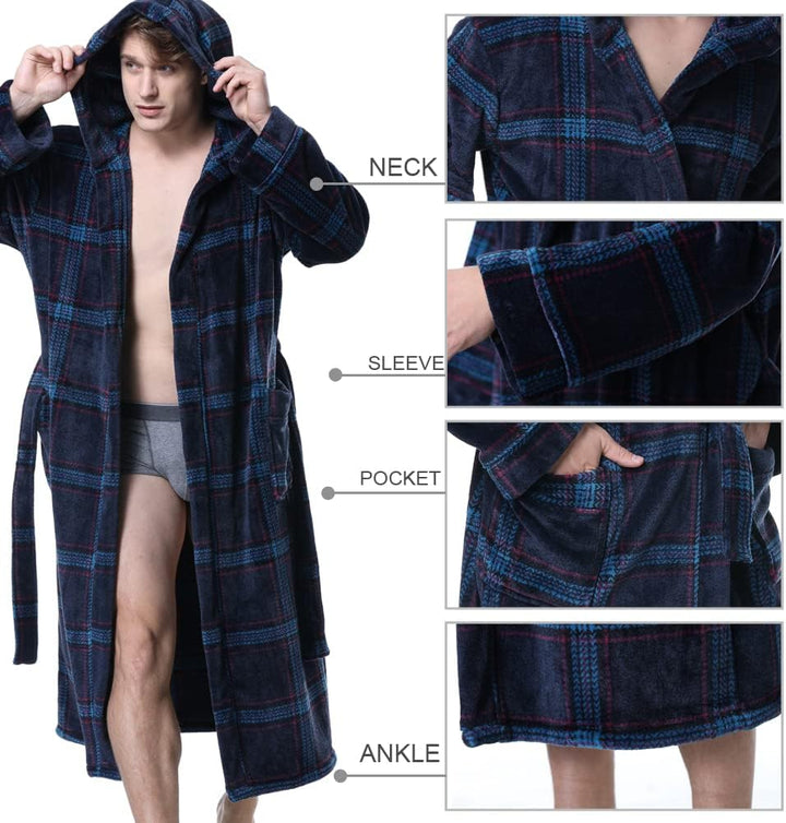 Mann im karierten Fleece-Bademantel mit Kapuze, Taschen und Gürtel, dunkelblau-rot.