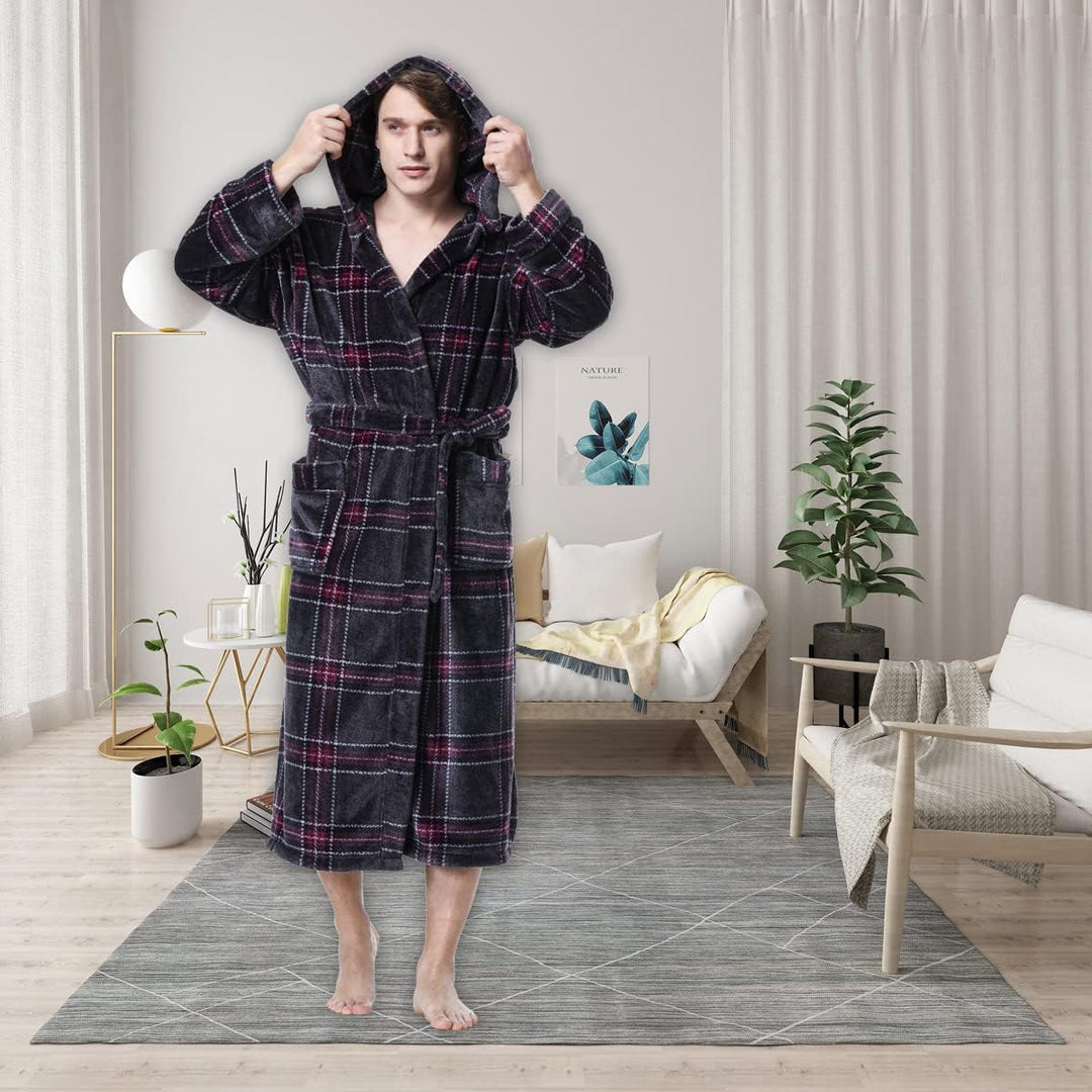 Mann im karierten Bademantel, schwarz-rot, Fleece, gemütlich, Wohnzimmer, Pflanzen, modern.