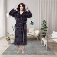 Mann im karierten Bademantel, schwarz-rot, Fleece, gemütlich, Wohnzimmer, Pflanzen, modern.