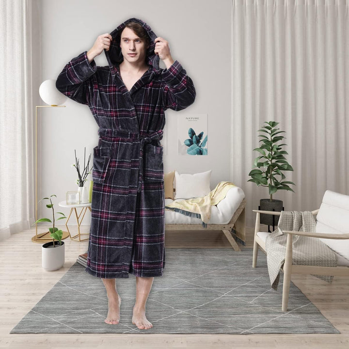 Mann im karierten Bademantel, schwarz-rot, Fleece, gemütlich, Wohnzimmer, Pflanzen, modern.