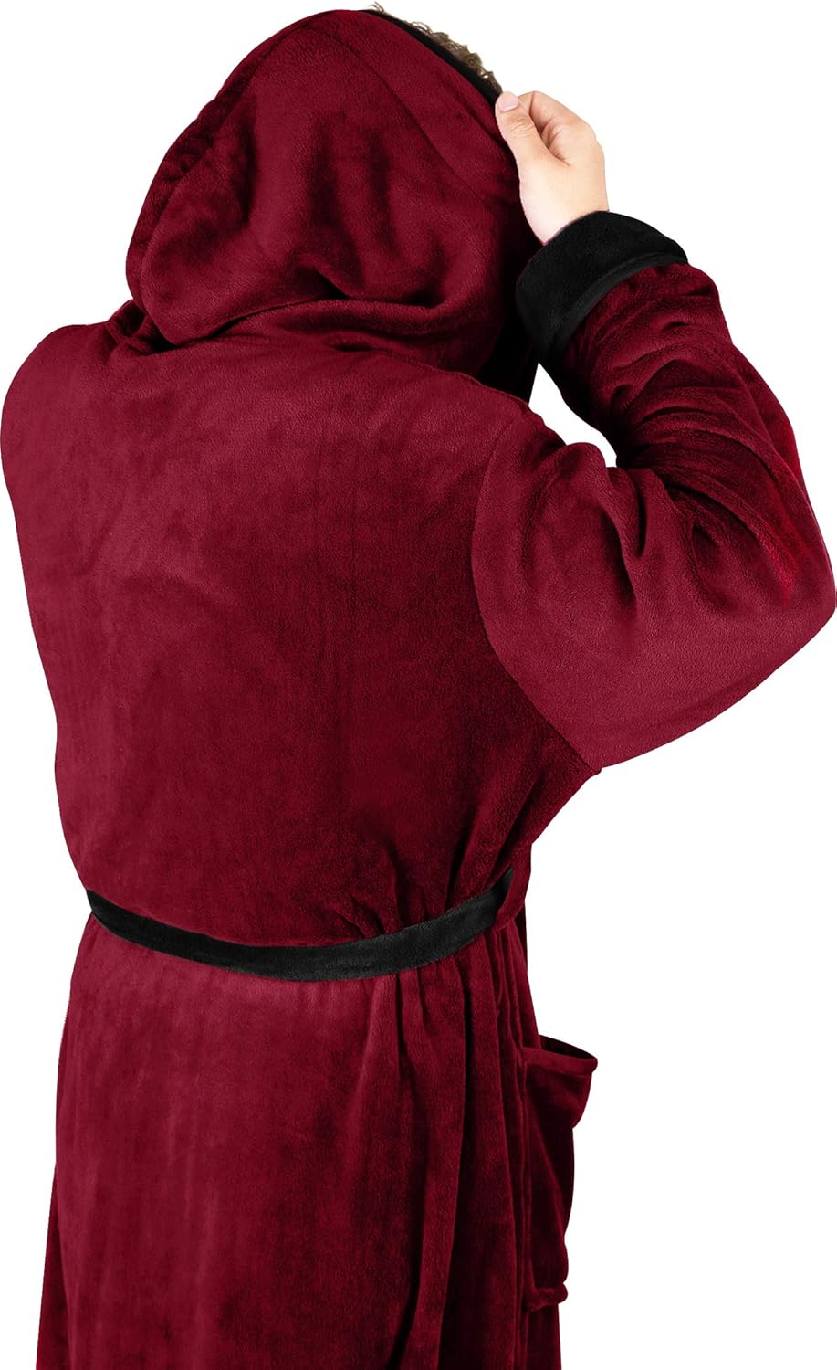 Roter Fleece-Bademantel mit Kapuze, schwarzem Gürtel, Herrenmode, gemütlich, warm.