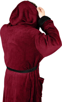 Roter Fleece-Bademantel mit Kapuze, schwarzem Gürtel, Herrenmode, gemütlich, warm.