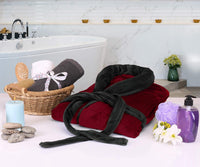 Roter Bademantel aus Fleece im Badezimmer, neben Badewanne, Kerzen und Handtüchern.