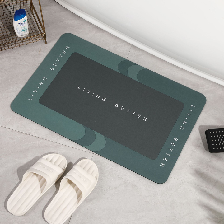 Dunkelgrüne Badematte mit "Living Better"-Aufdruck, rutschfest, Badezimmerdekor.