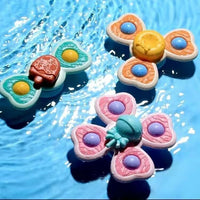 Bunte Badespielzeuge in Schmetterlingsform auf Wasseroberfläche, Kinderbadewanne, Sommer.